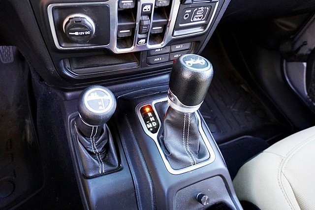 Used 2018 Jeep Wrangler Unlimited Sahara image 32