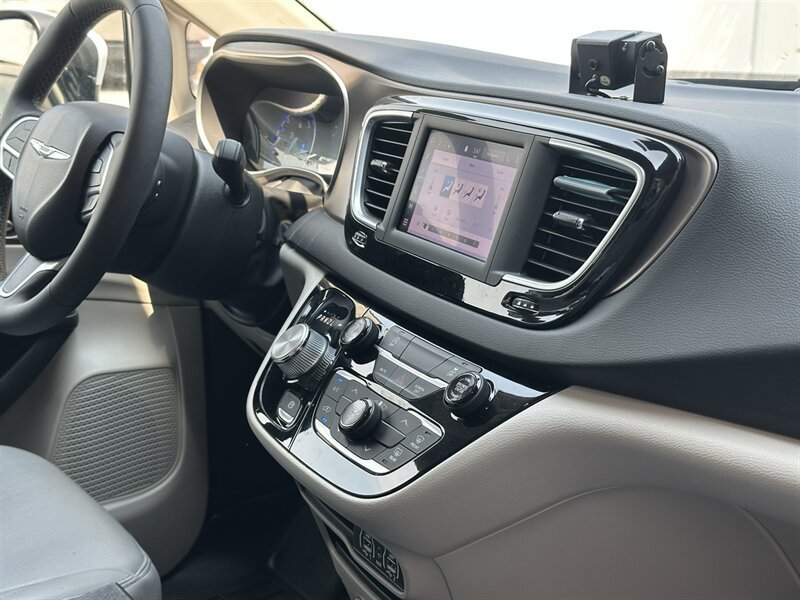 Used 2022 Chrysler Voyager LX FWD image 7