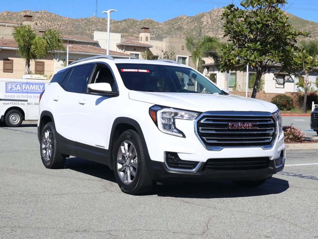 Used 2024 GMC Terrain SLT image 2