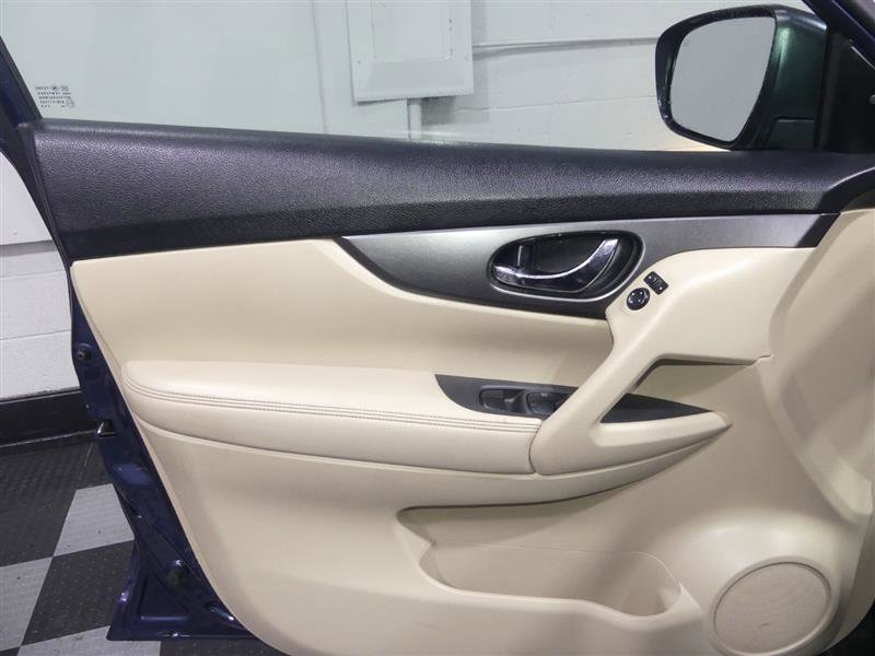 Used 2016 Nissan Rogue SV w/ SV Premium Package image 17