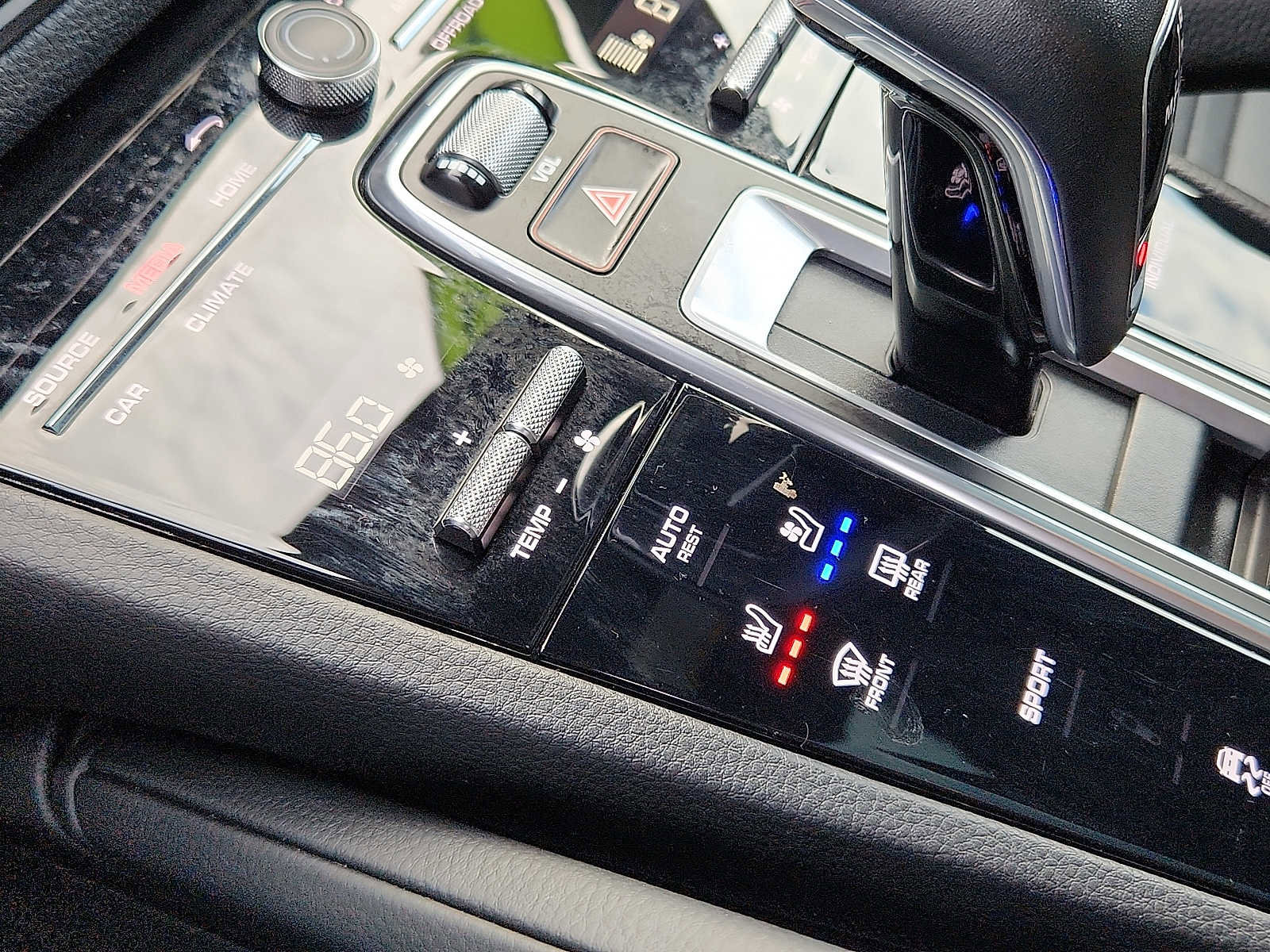 Used 2022 Porsche Cayenne Platinum Edition image 15