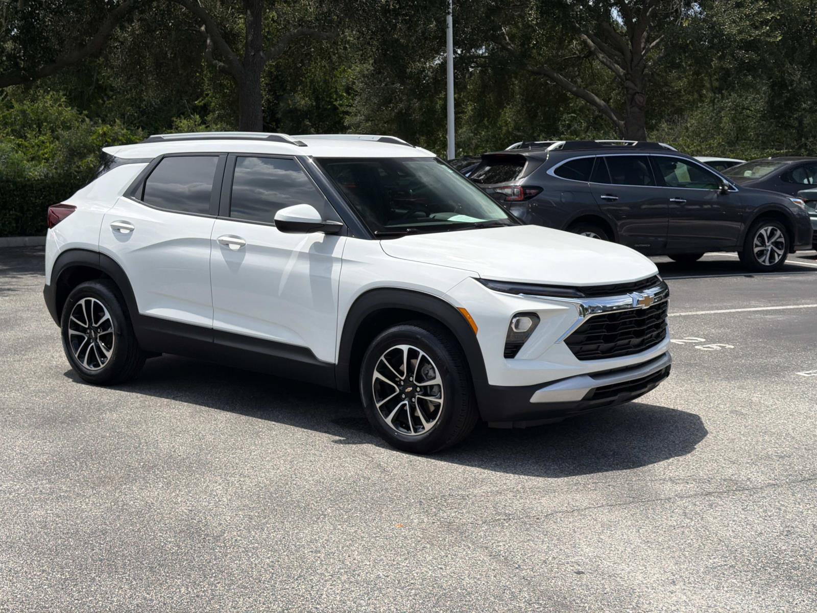 Used 2024 Chevrolet TrailBlazer LT w/ Driver Confidence Package FWD image 2