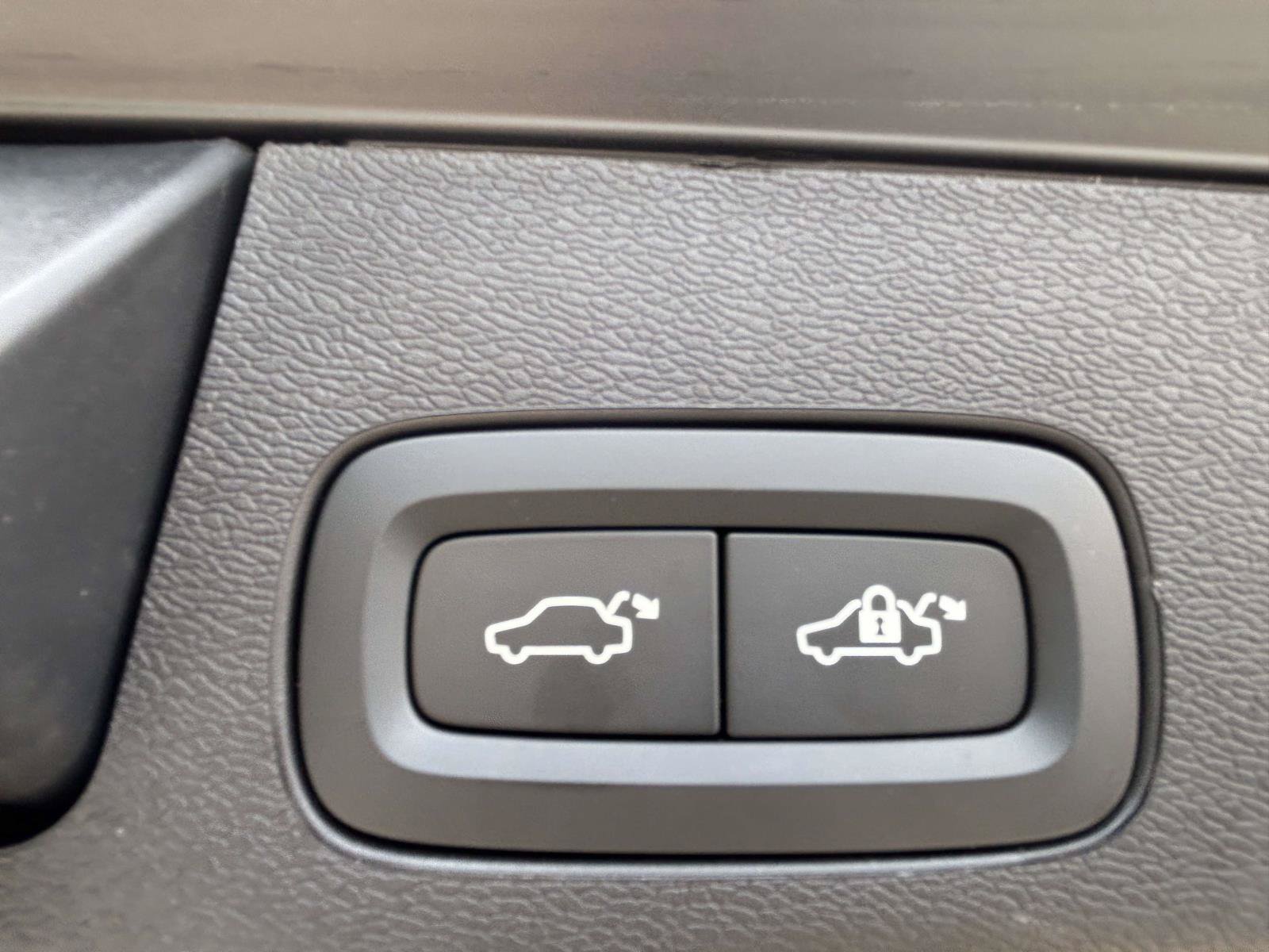 Certified 2025 Volvo XC60 B5 Plus AWD/4WD image 18
