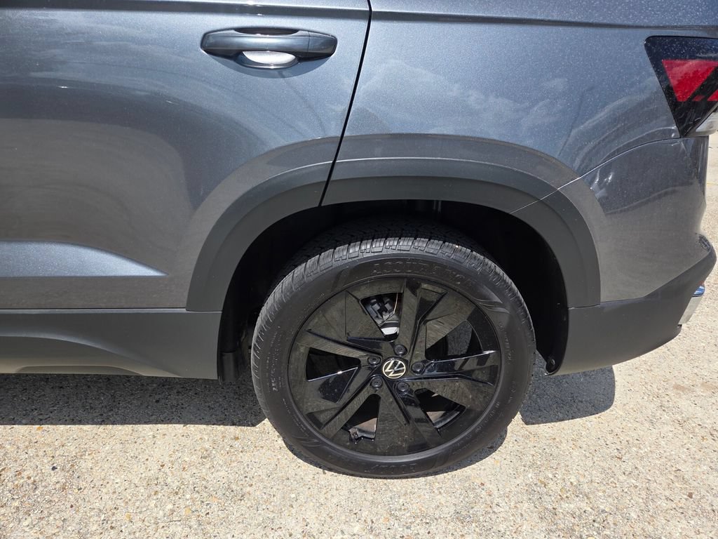 Certified 2025 Volkswagen Taos SE FWD image 25