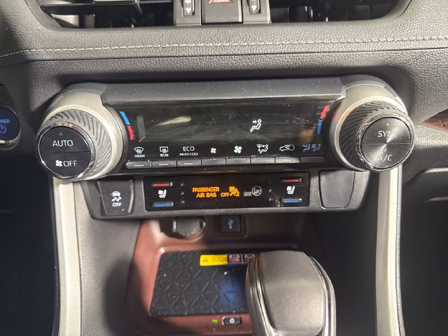 Used 2022 Toyota RAV4 Limited AWD/4WD image 32