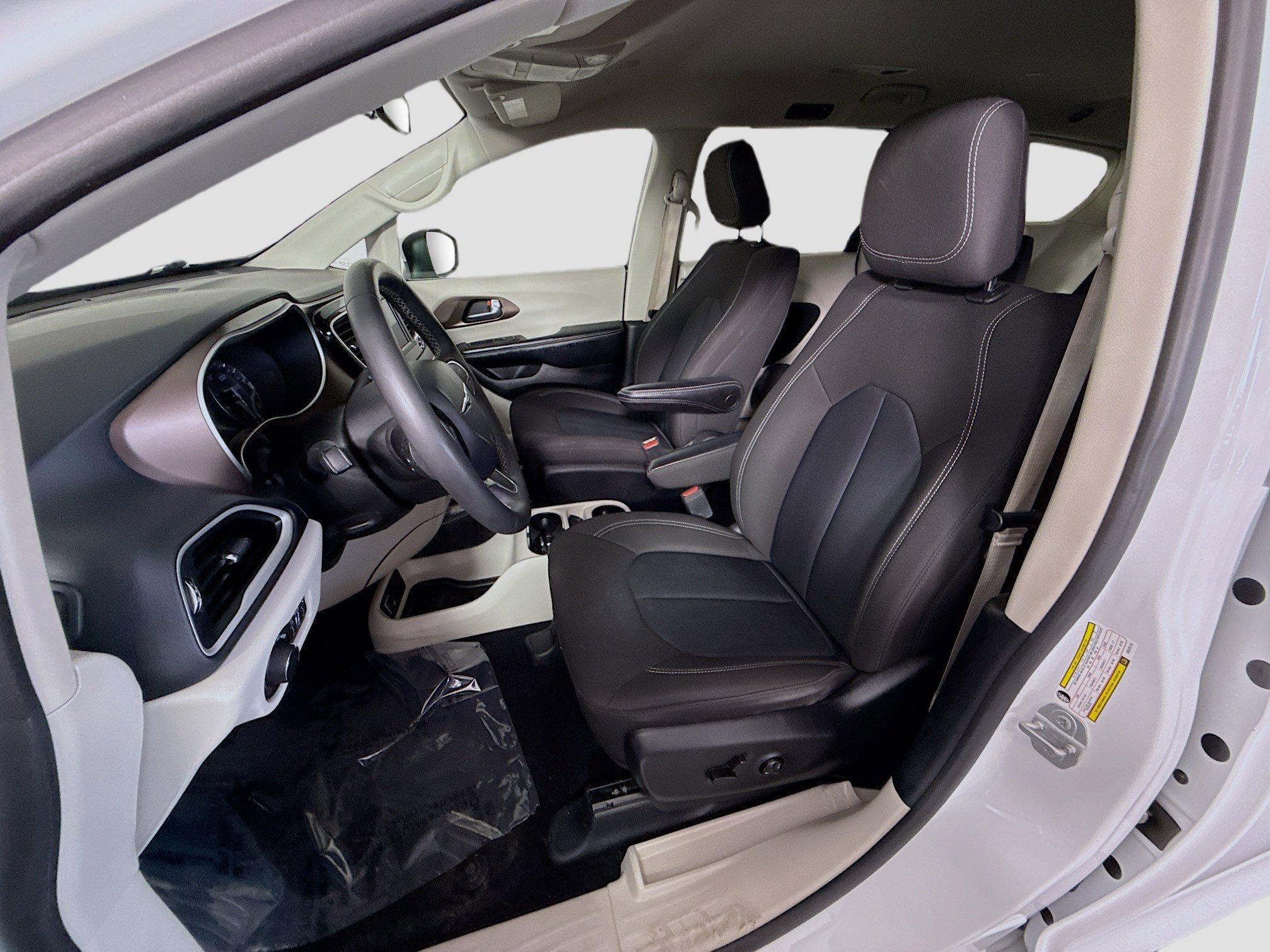 Used 2022 Chrysler Voyager LX FWD image 22