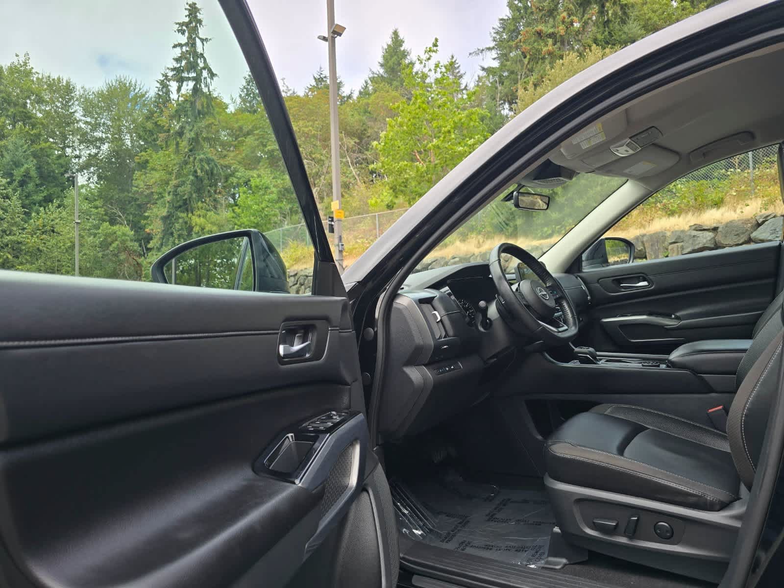 Used 2023 Nissan Pathfinder SL AWD/4WD image 17