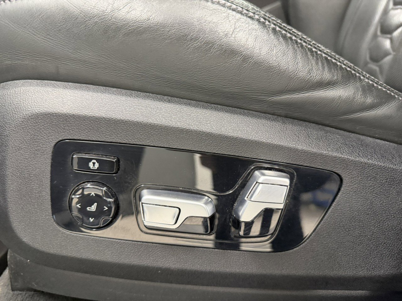 Used 2020 BMW X5 M Competition w/ Executive Package image 41