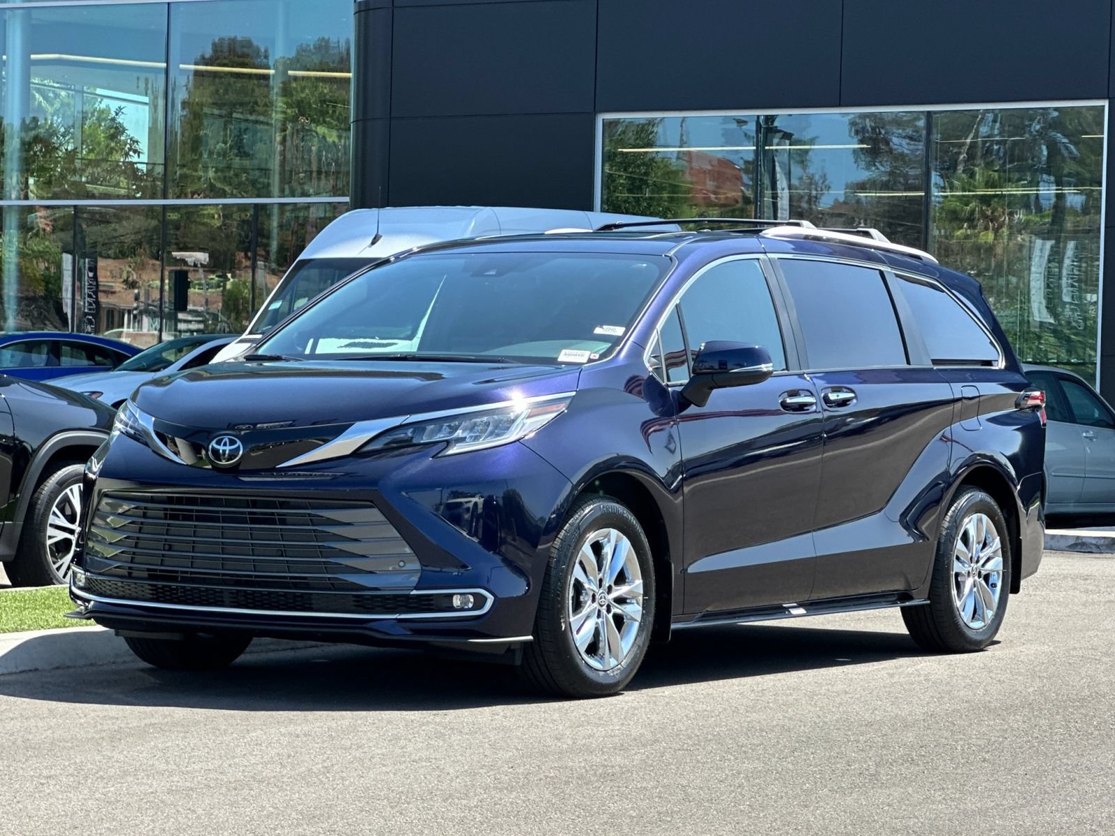 Used 2026 Toyota Sienna Limited FWD image 7