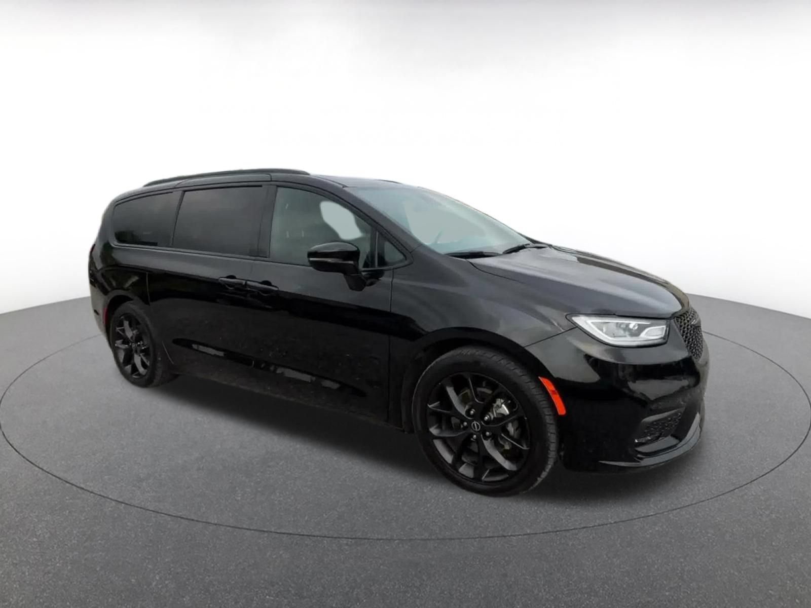 Used 2025 Chrysler Pacifica Limited FWD video 2
