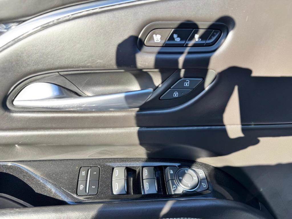 Used 2023 Cadillac Escalade ESV V image 11