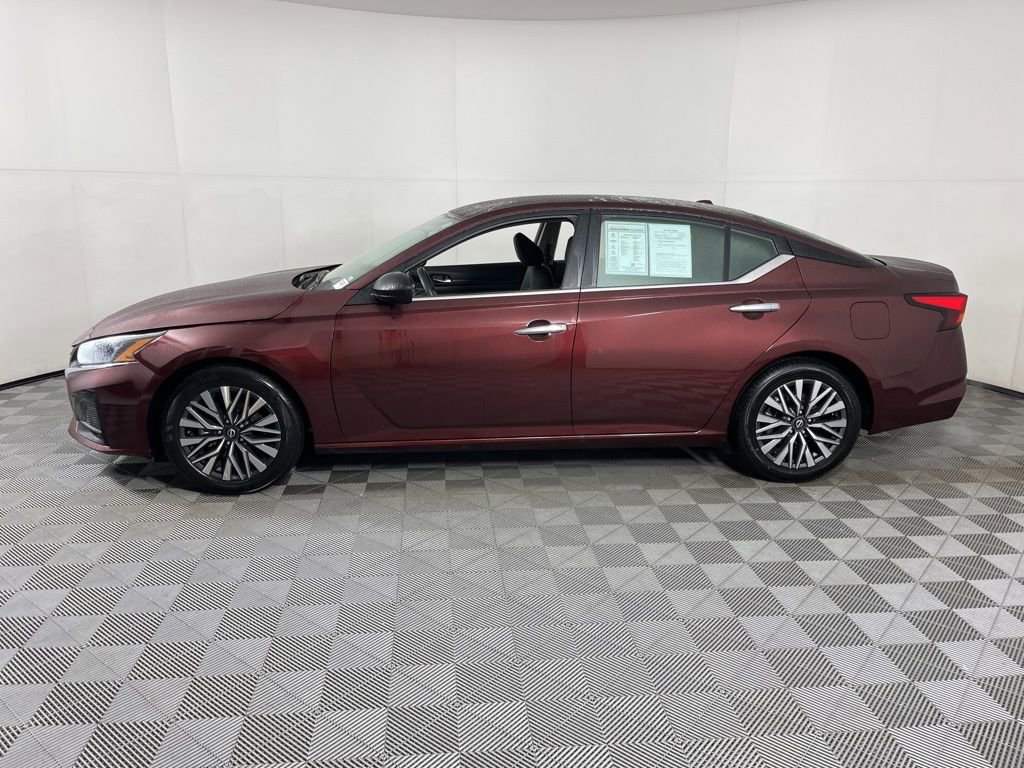 Used 2024 Nissan Altima 2.5 SV image 2