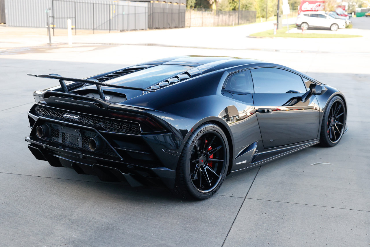 Used 2020 Lamborghini Huracan EVO image 12