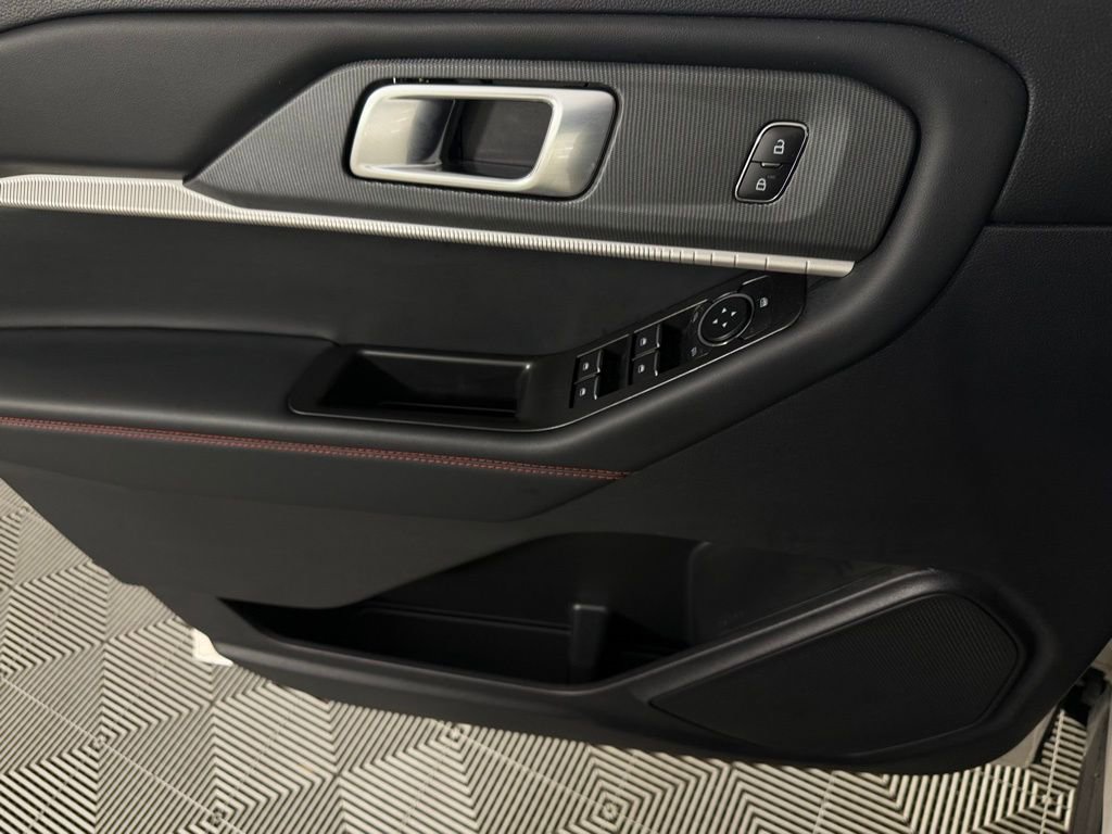 Used 2025 Ford Explorer ST-Line w/ ST-Line Street Pack image 25