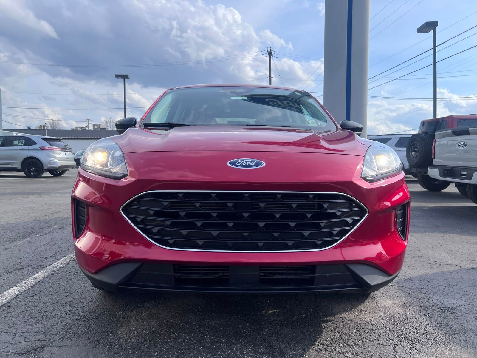 Used 2022 Ford Escape SE w/ SE Sport Appearance Package image 2