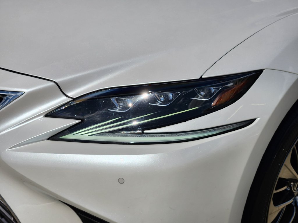 Used 2020 Lexus LS 500 w/ Accessory Package (Z2) RWD image 9