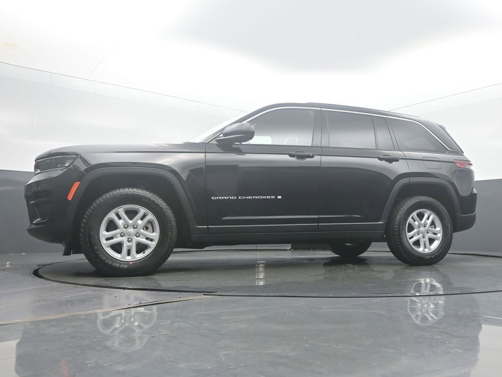 Used 2024 Jeep Grand Cherokee Laredo AWD/4WD image 47