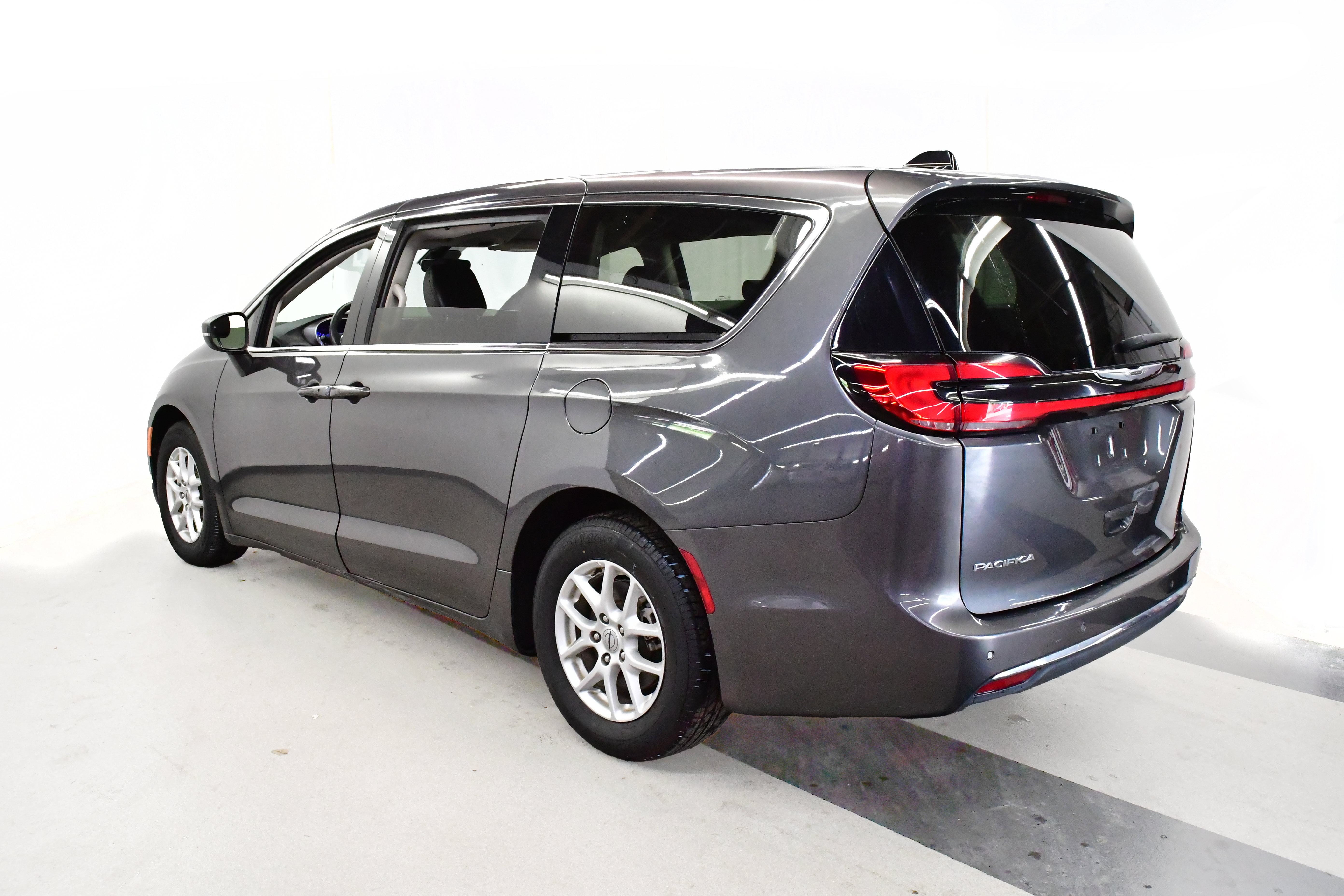 Used 2023 Chrysler Pacifica Touring-L FWD image 5