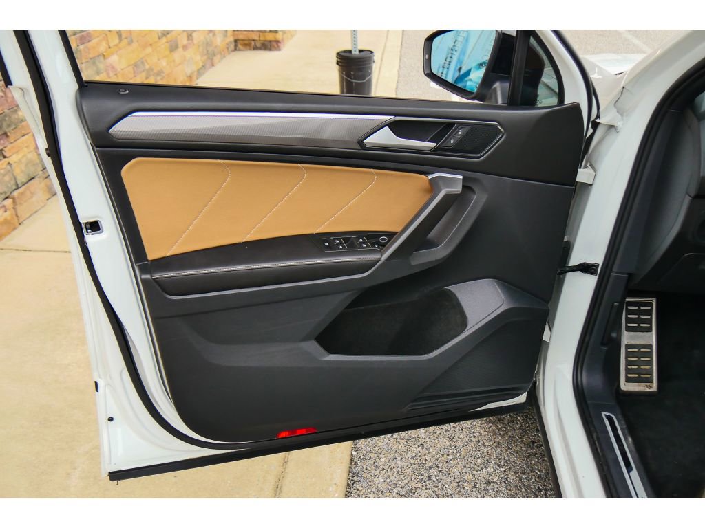 Used 2023 Volkswagen Tiguan SE R-Line AWD/4WD image 9