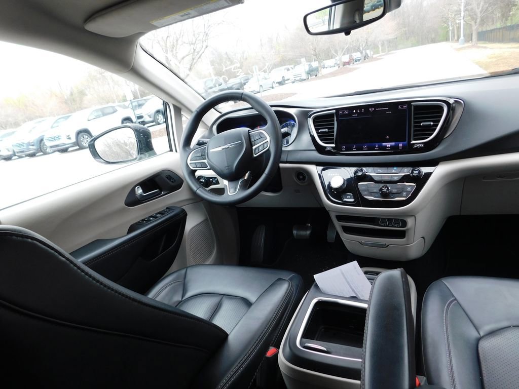 Used 2024 Chrysler Pacifica Touring-L image 6