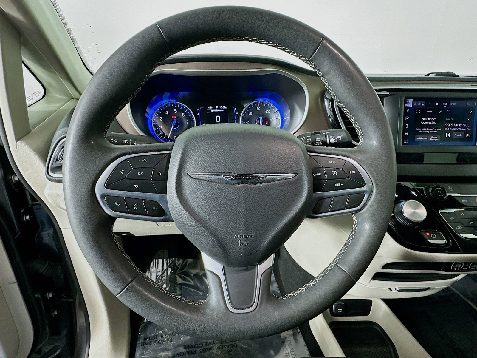 Used 2023 Chrysler Voyager LX image 12