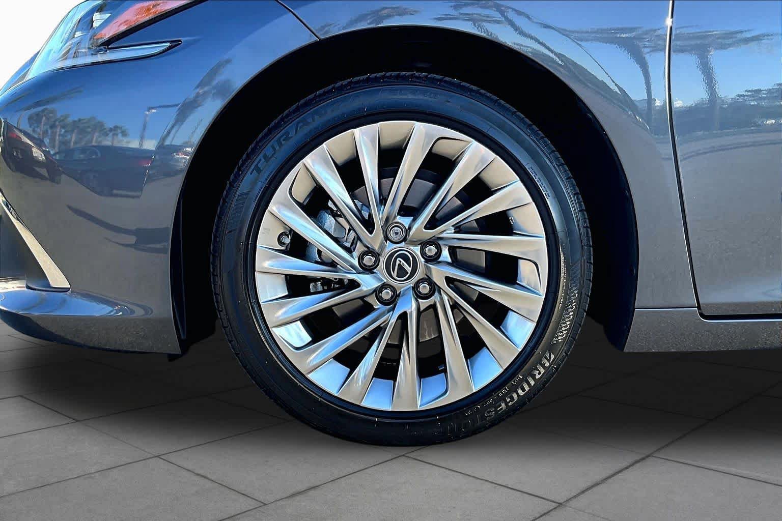 Certified 2023 Lexus ES 300h w/ Accessory Package (Z1) FWD image 10