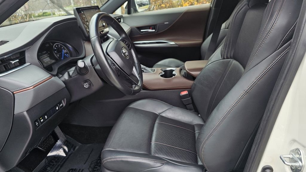 Used 2021 Toyota Venza XLE image 16