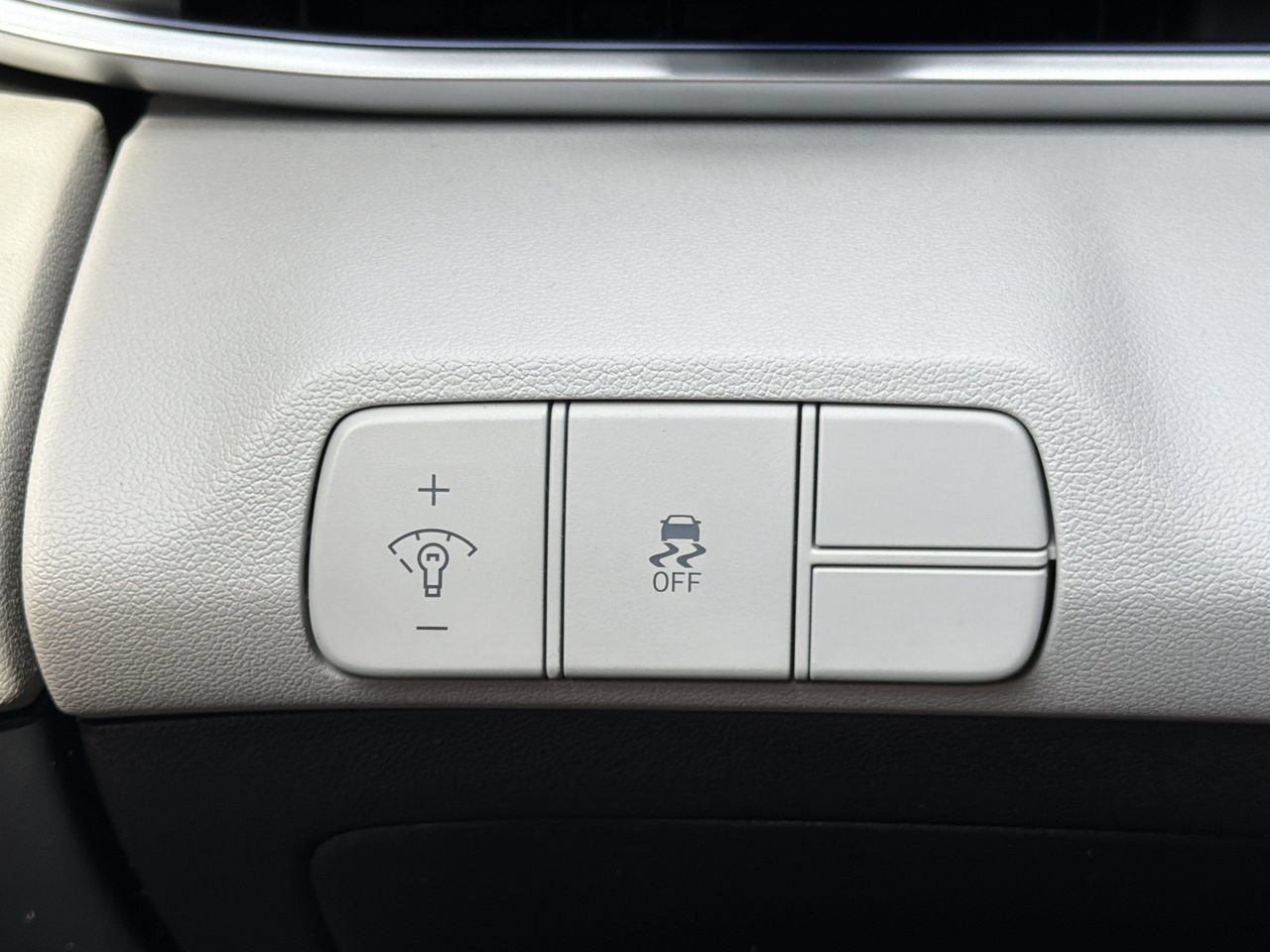 Used 2025 Hyundai Elantra Limited FWD image 14