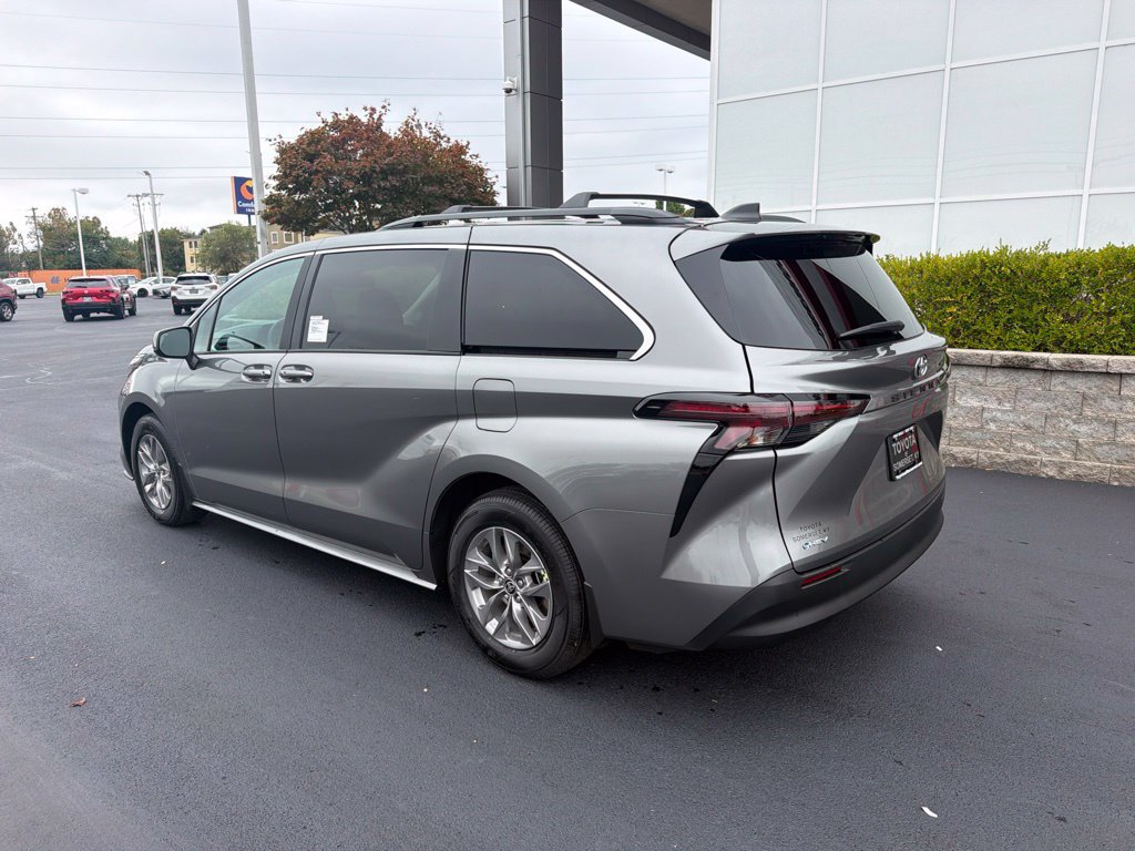 New 2026 Toyota Sienna LE FWD image 4