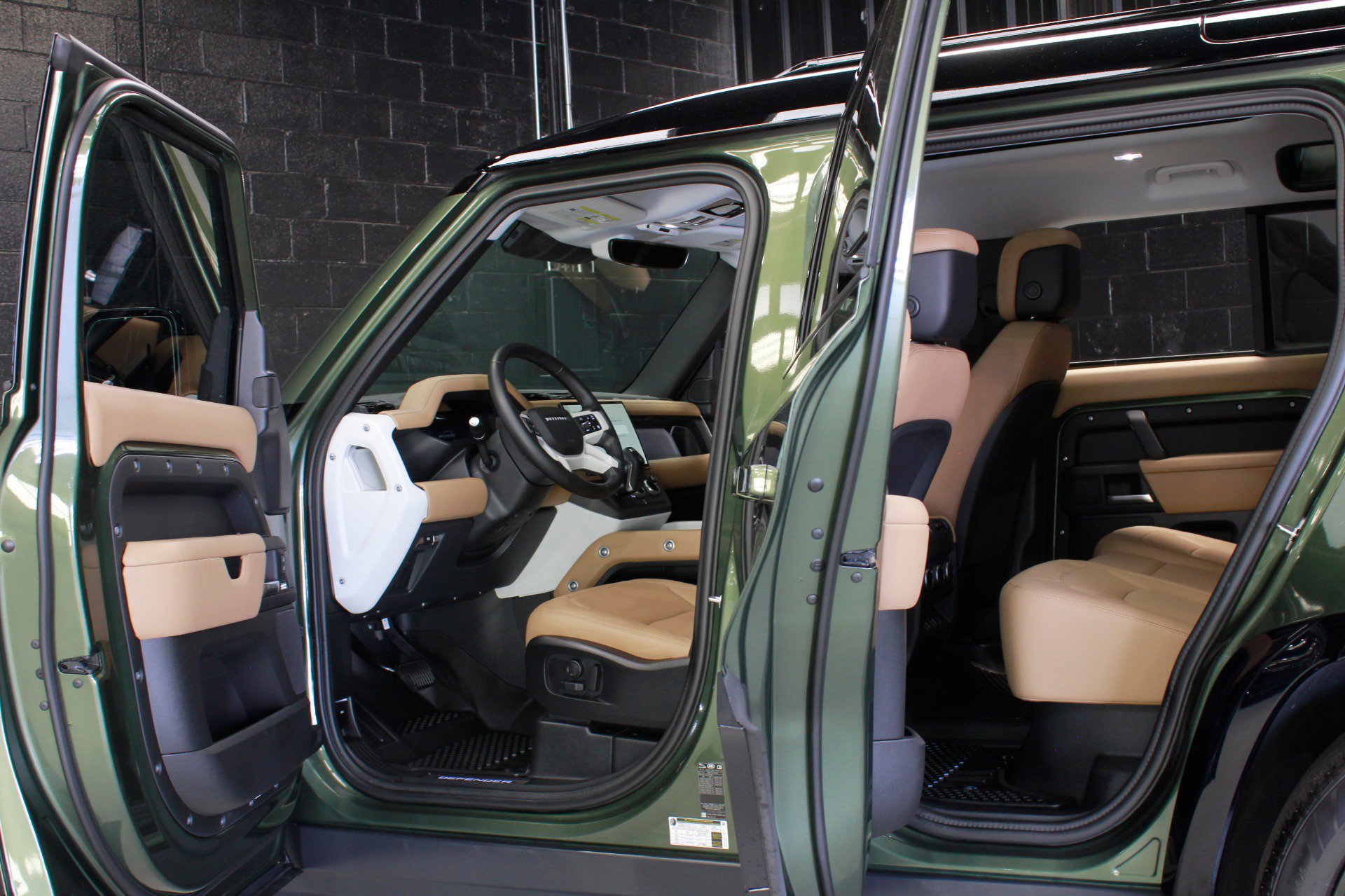 Used 2026 Land Rover Defender 110 X-Dynamic SE AWD/4WD image 32