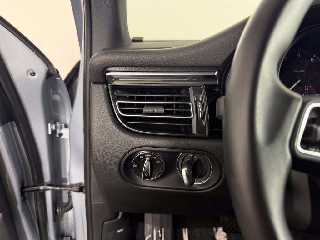 Certified 2025 Porsche Macan AWD/4WD image 25
