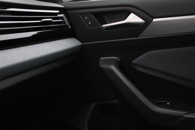 Used 2025 Volkswagen Jetta SE w/ Sunroof Package image 23