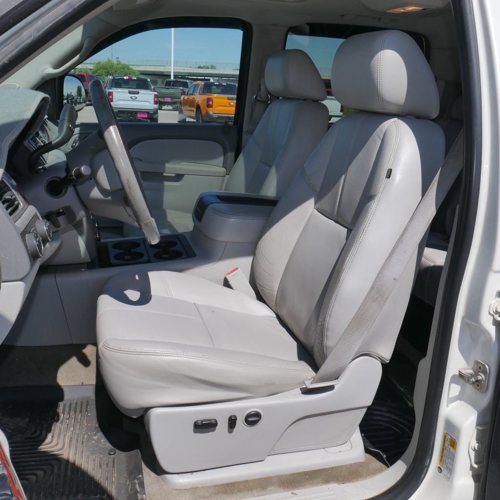 Used 2011 Chevrolet Silverado 1500 LTZ w/ LTZ White Diamond Edition AWD/4WD image 4