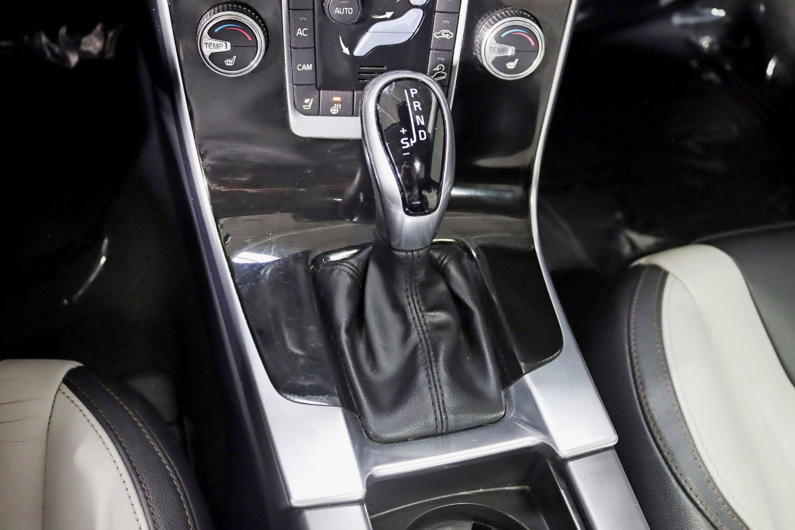 Used 2018 Volvo V60 T5 Cross Country w/ Convenience Package image 24