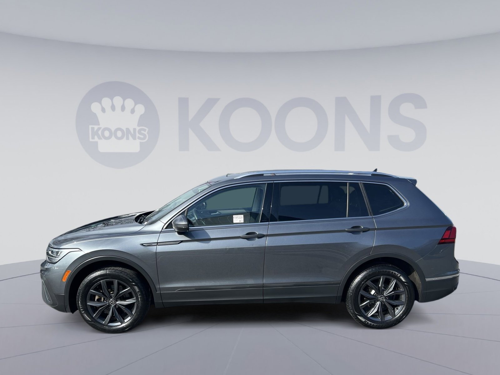 Used 2023 Volkswagen Tiguan SE image 2