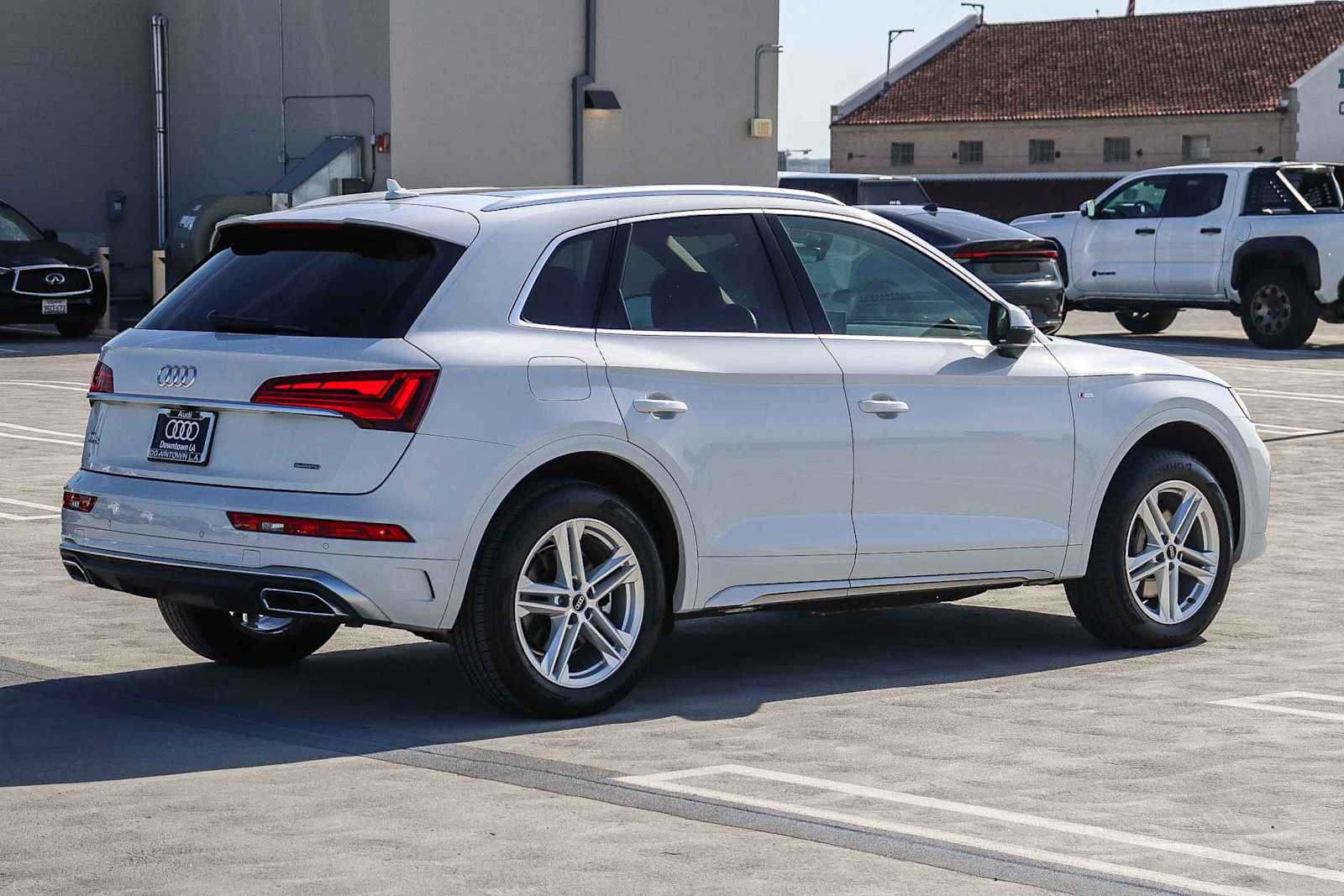 Used 2023 Audi Q5 e Premium w/ Convenience Package image 4