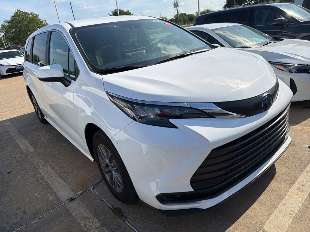 Used 2025 Toyota Sienna LE FWD image 5