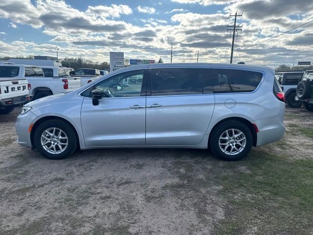 Used 2024 Chrysler Pacifica Touring-L FWD image 5