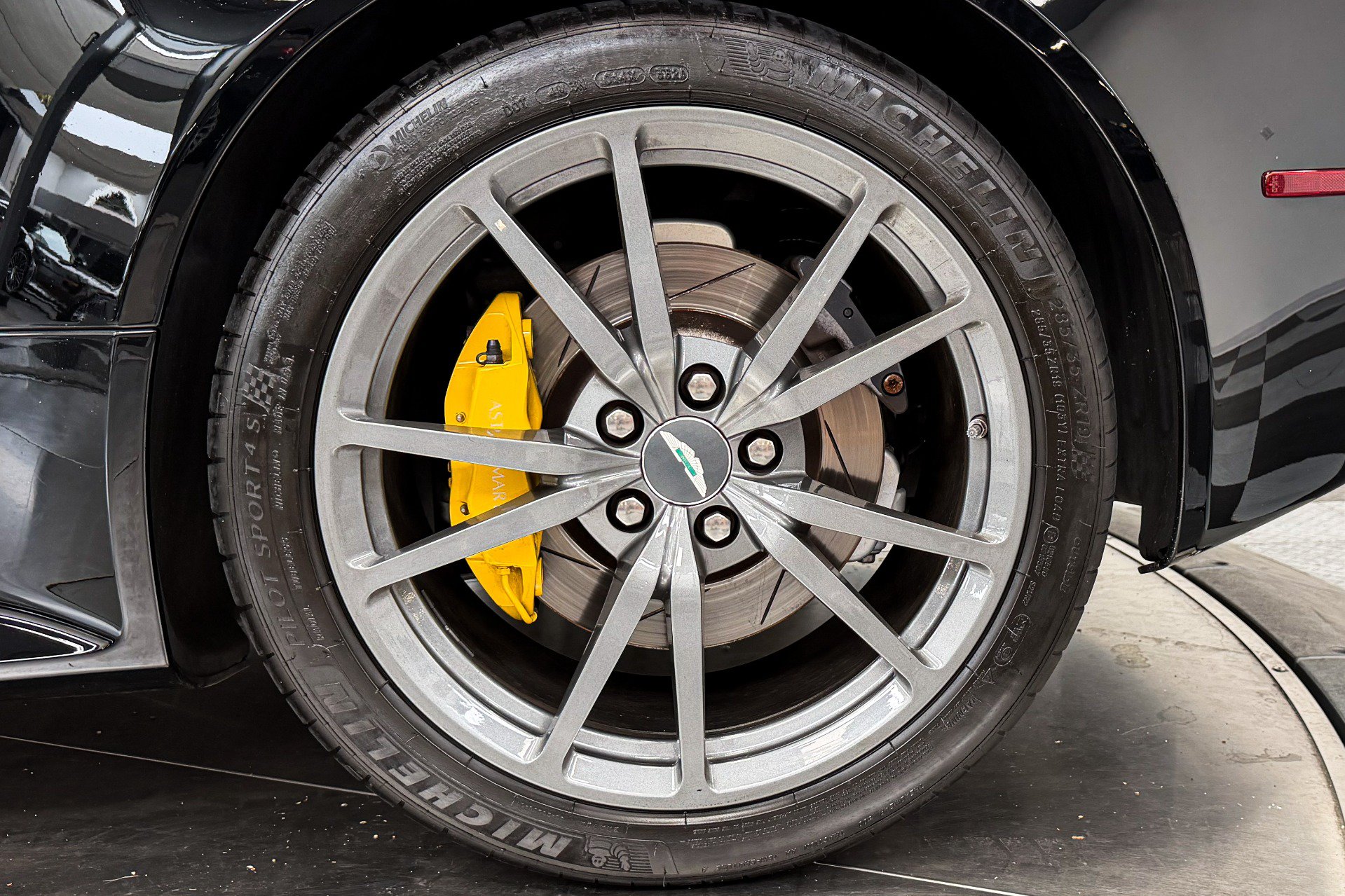 Used 2015 Aston Martin V8 Vantage GT RWD image 11