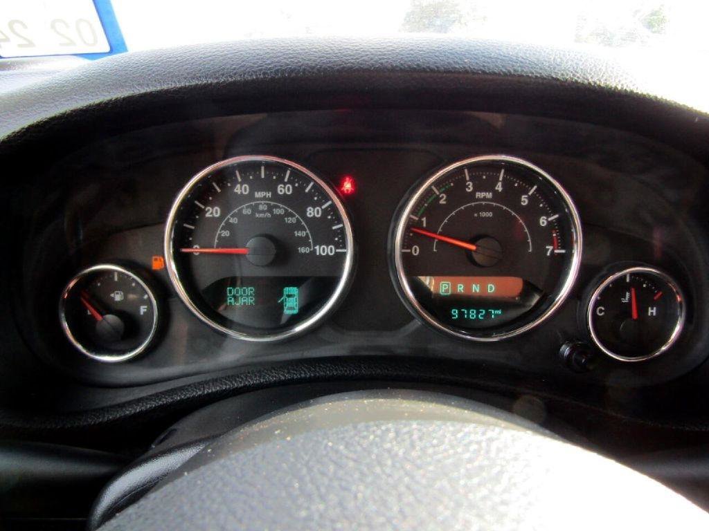 Used 2017 Jeep Wrangler Unlimited Rubicon w/ Connectivity Group image 11