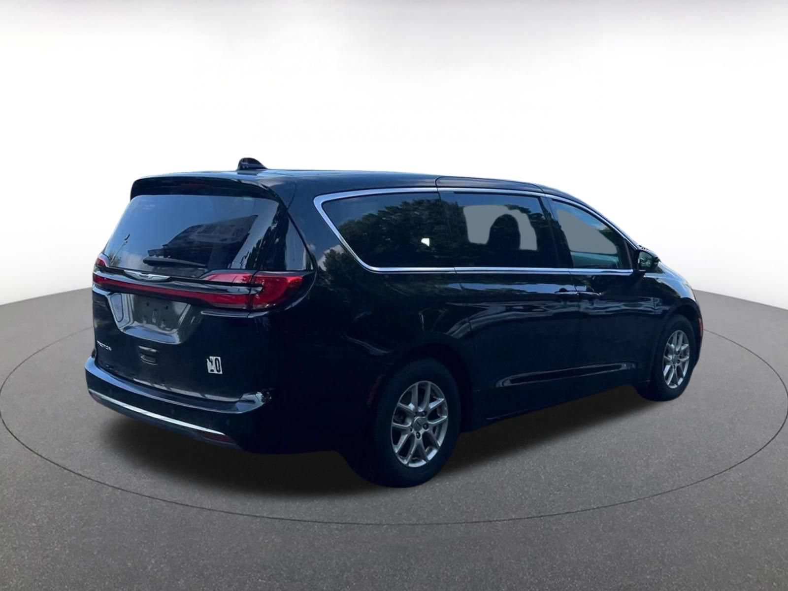 Used 2024 Chrysler Pacifica Touring-L FWD image 15