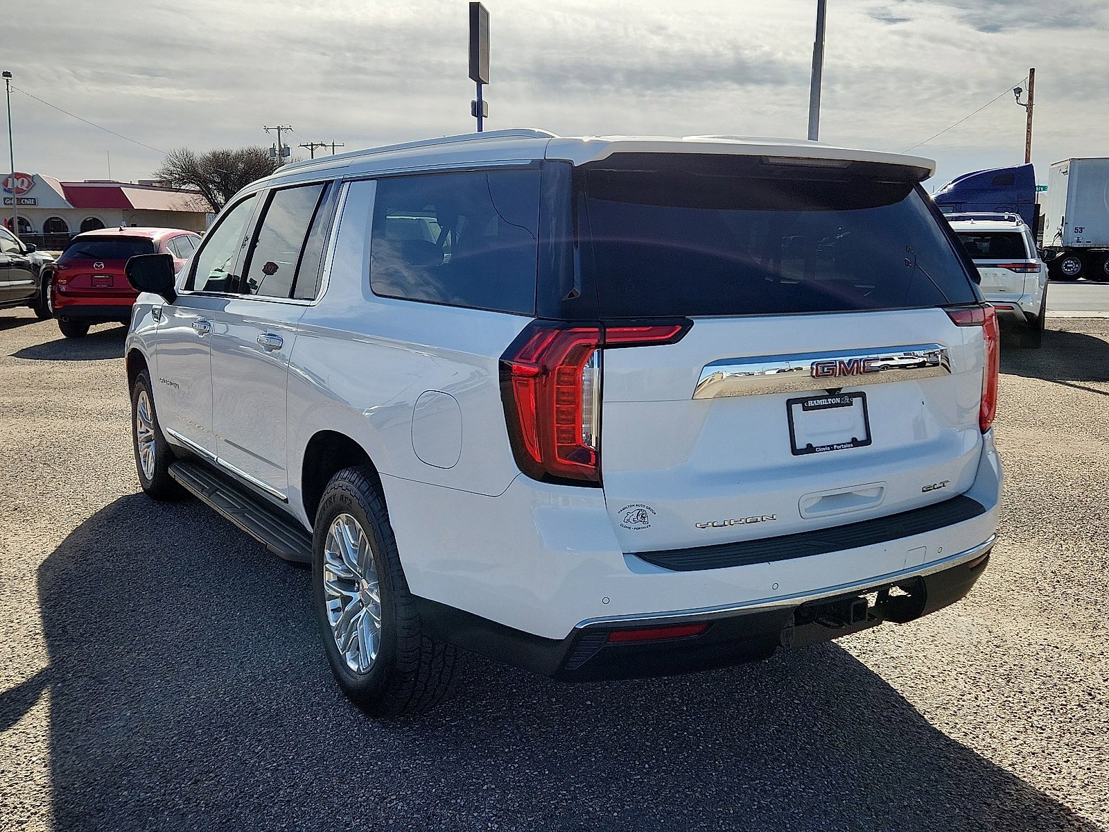 Used 2023 GMC Yukon XL SLT image 3