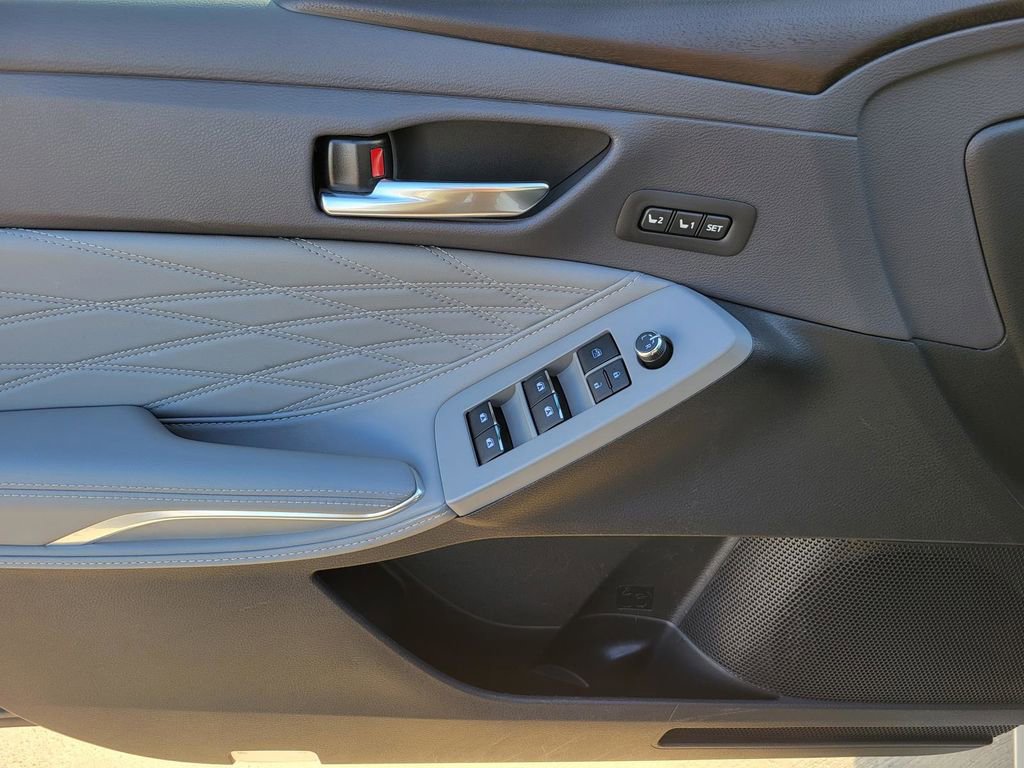 Used 2021 Toyota Avalon Limited image 16