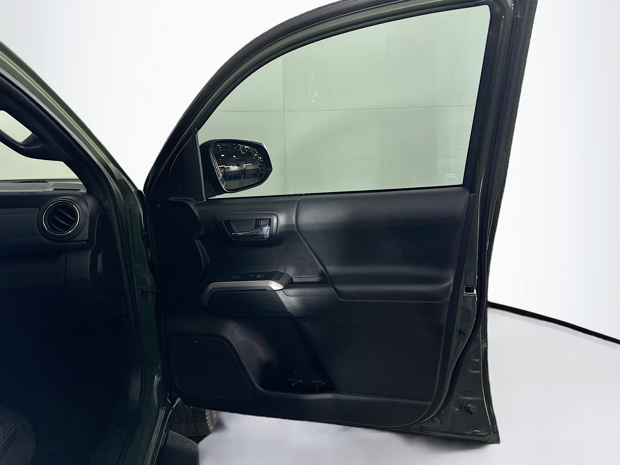 Used 2021 Toyota Tacoma Limited image 31