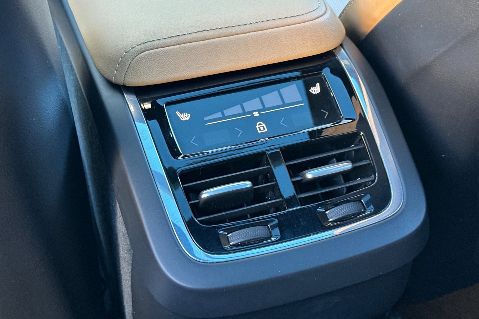 Certified 2023 Volvo XC60 B5 Ultimate w/ Climate Package image 15