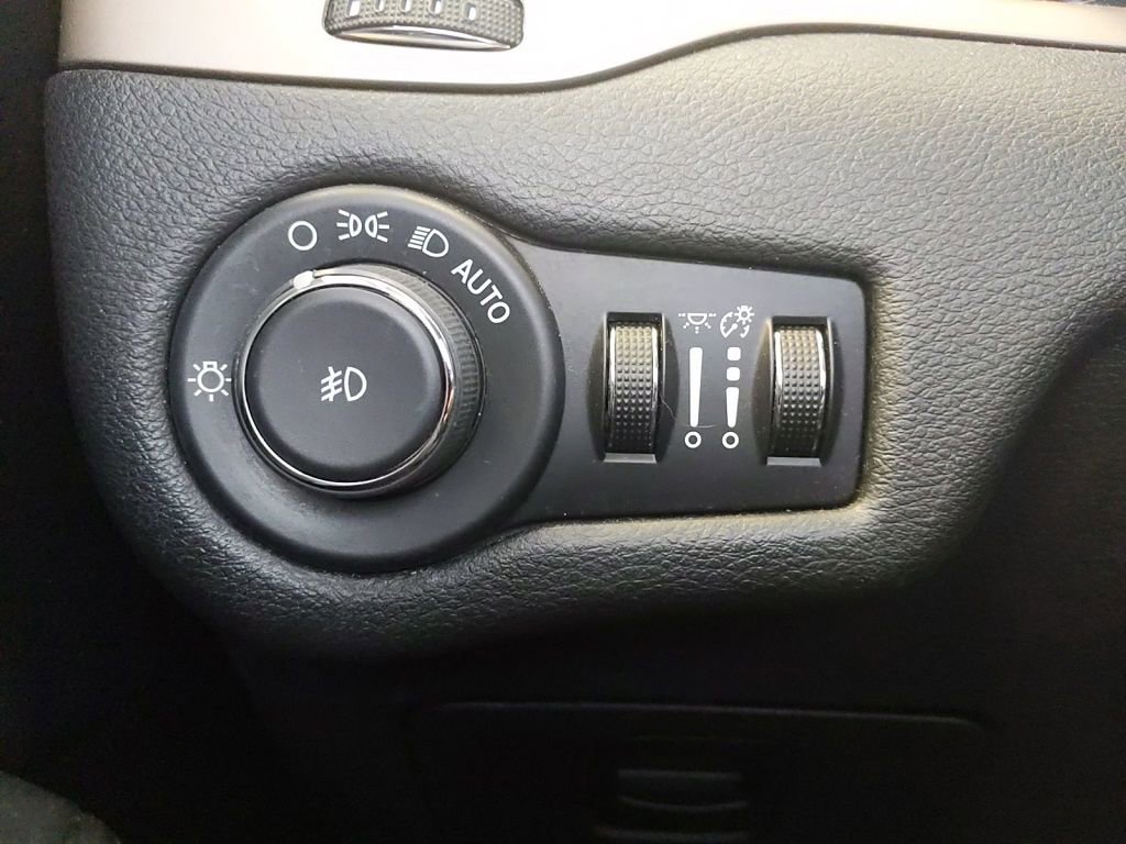 Used 2015 Jeep Cherokee Limited w/ Trailer Tow Group AWD/4WD image 25