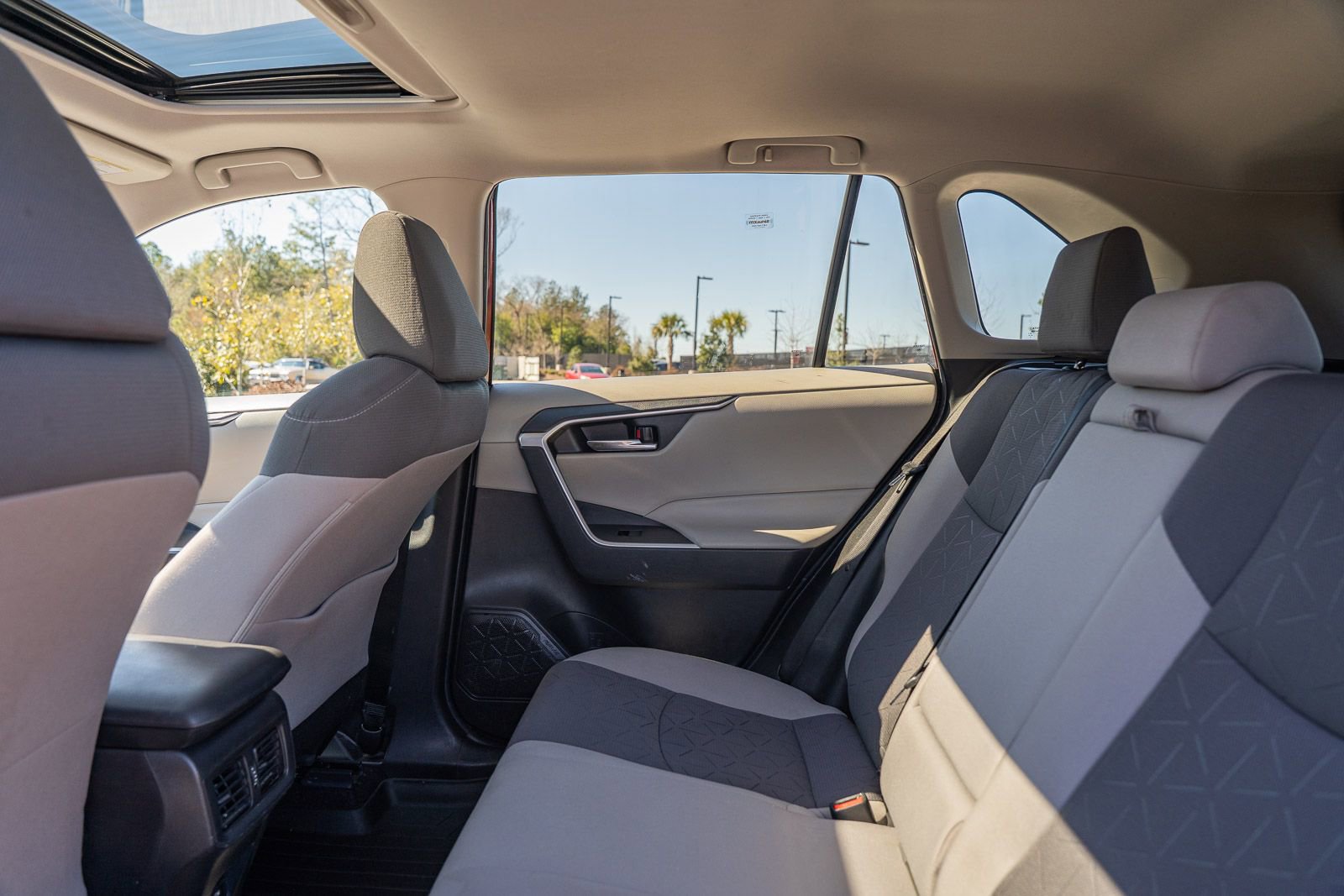 Used 2021 Toyota RAV4 XLE w/ Convenience Package image 16