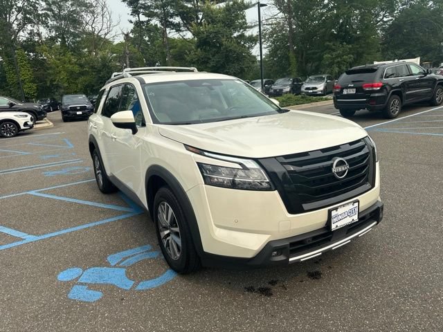 Used 2023 Nissan Pathfinder SL w/ Black Appearance Package AWD/4WD image 10