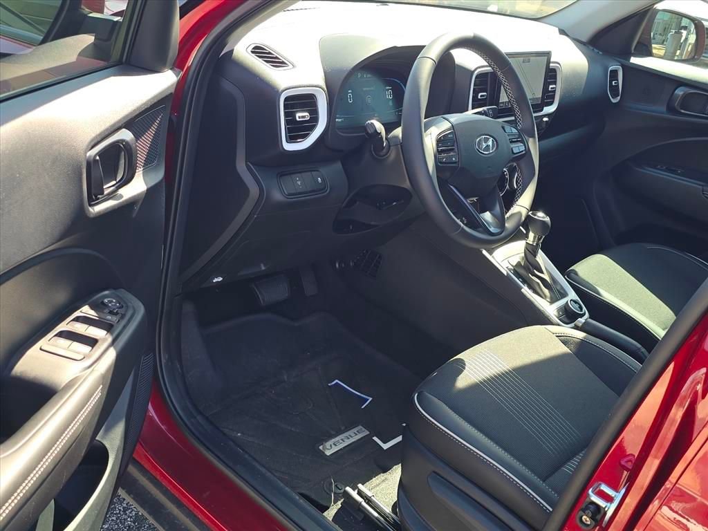 Used 2025 Hyundai Venue Limited image 6