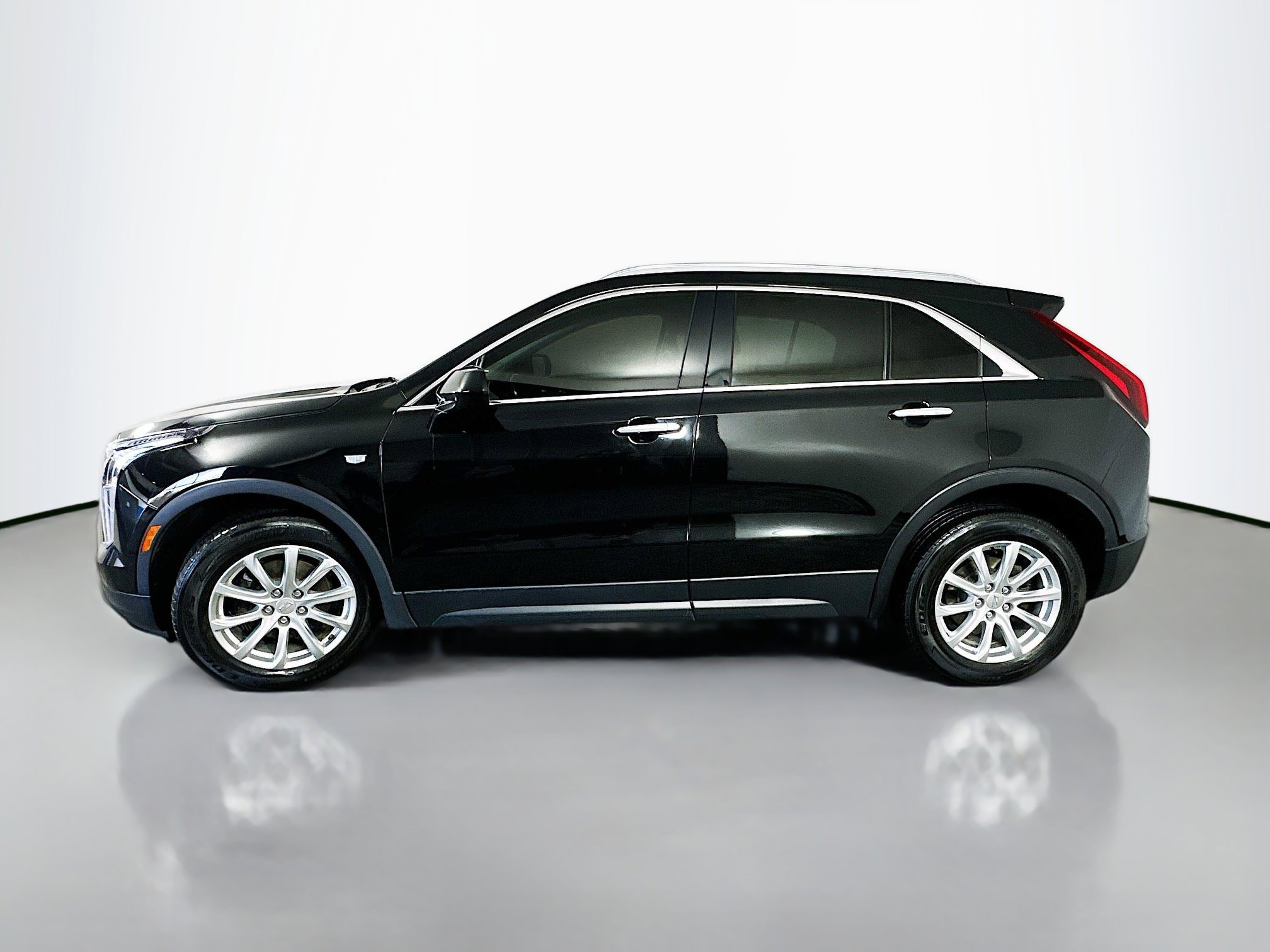 Used 2019 Cadillac XT4 Luxury w/ Cold Weather Package AWD/4WD image 4